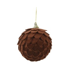 Ornement sphérique en feutre marron, décoré de formes en écaille, suspendu par un fil doré.