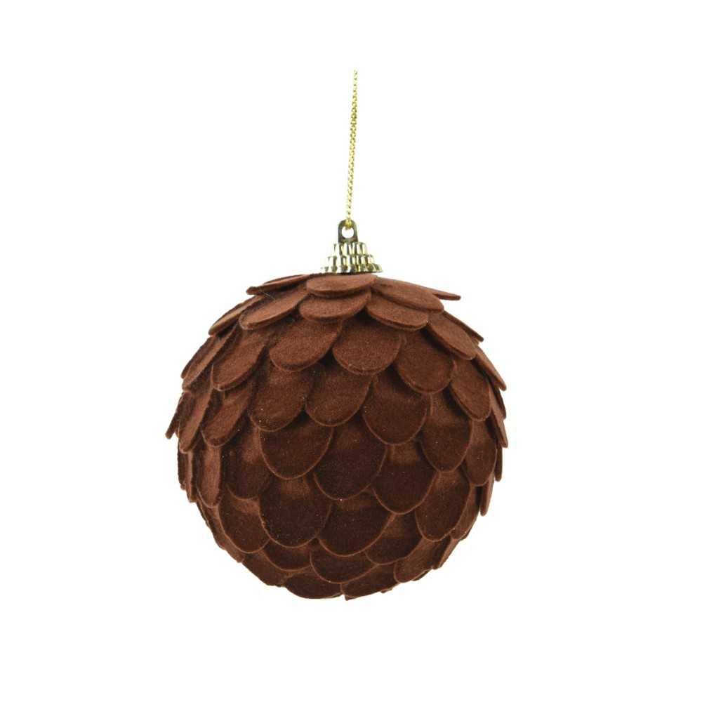Ornement sphérique en feutre marron, décoré de formes en écaille, suspendu par un fil doré.