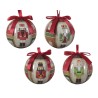 Boules de Noël décorées de soldats en bois, avec des rubans rouges et des motifs festifs. Boules de Noël décorées de soldats en bois, avec des rubans rouges et des motifs festifs.