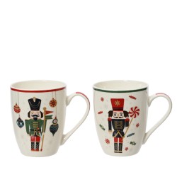 Tasses en céramique festives, décorées de soldats de bois et motifs colorés.