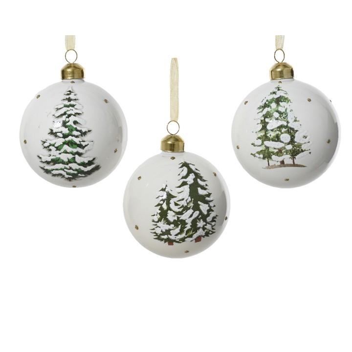 Boules de Noël blanches ornées de sapins enneigés et de paillettes dorées.