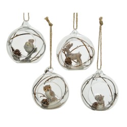 Boules en verre suspendues, ornées de petites figurines animalières et de branches naturelles.