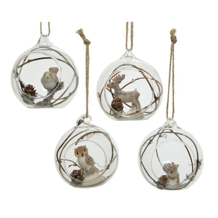 Boules en verre suspendues, ornées de petites figurines animalières et de branches naturelles.