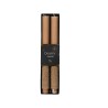 Deux bougies longues de couleur beige, présentées dans un emballage élégant.