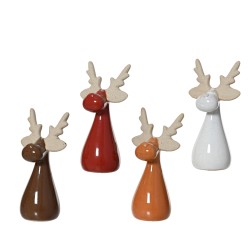 Quatre rennes en céramique aux couleurs vives : rouge, marron, orange et blanc.