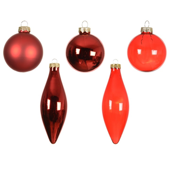 Boules et ornements rouges brillants, variés en formes et textures festives.
