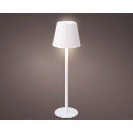 Lampadaire élégant avec abat-jour blanc et base ronde, éclairage doux sur fond gris.