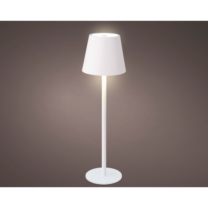 Lampadaire élégant avec abat-jour blanc et base ronde, éclairage doux sur fond gris.