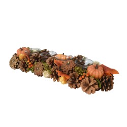 Centre de table automnal avec bougies, pommes de pin, citrouilles et feuillage coloré.