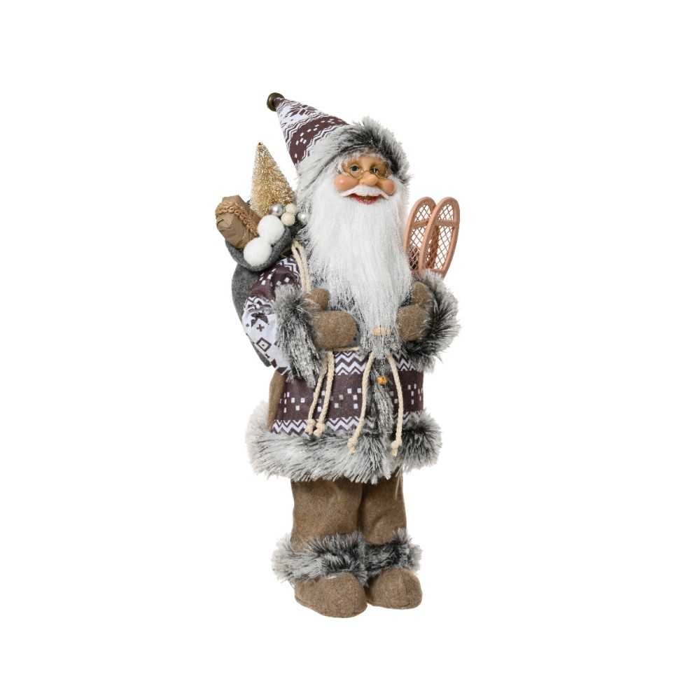 Père Noël en peluche, costume décoré, portant un sac et des skis, ambiance festive.