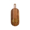 Planche en bois ovale avec trois couteaux encastrés, finition naturelle et élégante.