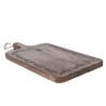 Planche à découper en bois gravée, aux teintes brunes et motifs floraux.