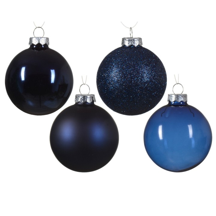 Quatre boules de Noël en dégradés de bleu, brillantes et mates, avec des reflets.