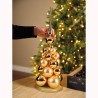 Un sapin décoratif doré, orné de boules brillantes et d'une étoile en sommet.
