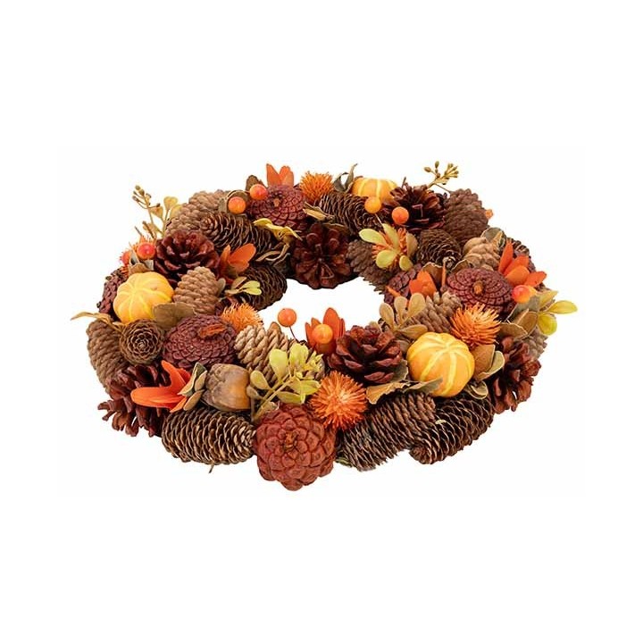 Couronne automnale en marron, orange et doré, ornée de pommes de pin et fleurs séchées.