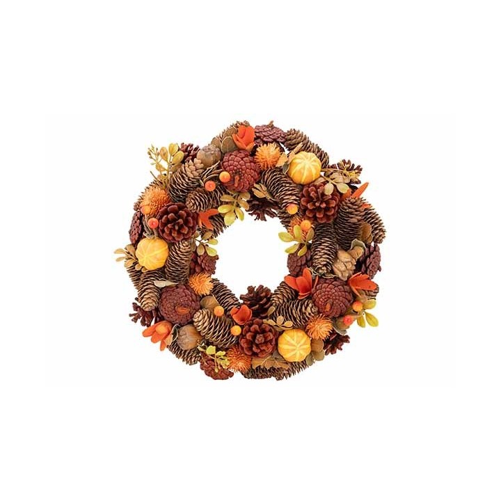 Couronne automnale ornée de pommes de pin, fleurs séchées et fruits aux teintes chaudes.