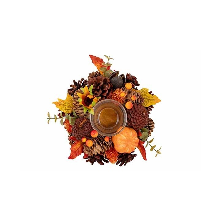 Composition automnale avec feuilles, pommes de pin, citrouilles et bougie au centre.