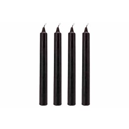 Quatre bougies noires, longues et cylindriques, avec une mèche blanche en haut.