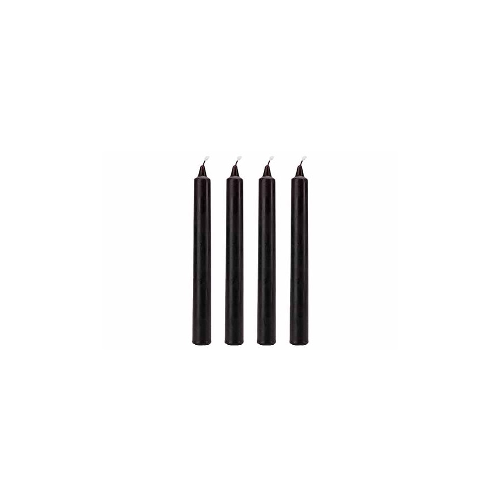 Quatre bougies noires, longues et cylindriques, avec une mèche blanche en haut.