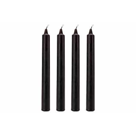 Quatre bougies noires, longues et cylindriques, avec une mèche blanche en haut.
