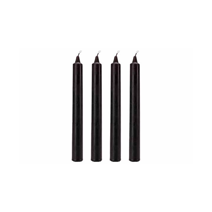 Quatre bougies noires, longues et cylindriques, avec une mèche blanche en haut.