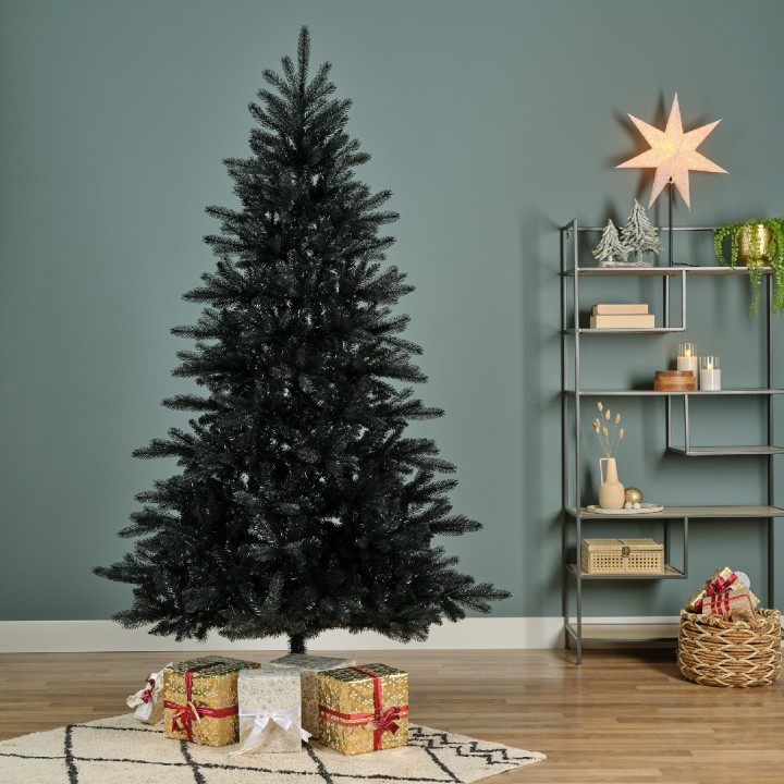 Sapin noir élégant, décoré, devant un mur vert, avec cadeaux sous un style moderne.