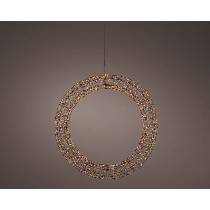 Suspension circulaire en métal doré, ornée de cristaux scintillants, sur fond sombre.
