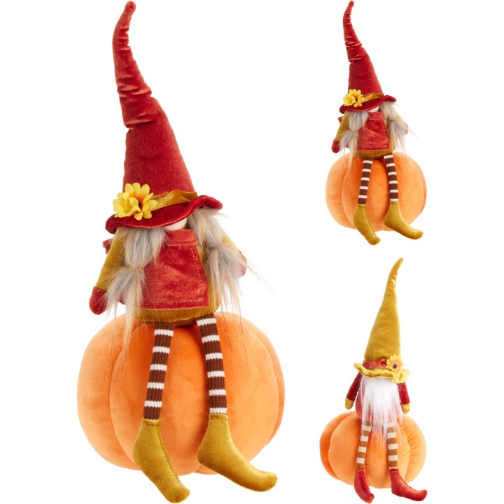 Poupée aux chapeaux pointus, assise sur une citrouille orange, couleurs vives et textures douces.