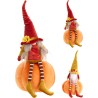 Poupée aux chapeaux pointus, assise sur une citrouille orange, couleurs vives et textures douces. Poupée aux chapeaux pointus, assise sur une citrouille orange, couleurs vives et textures douces.