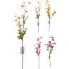 Arrangement de fleurs artificielles colorées, aux pétales délicats et tiges fines. Arrangement de fleurs artificielles colorées, aux pétales délicats et tiges fines.