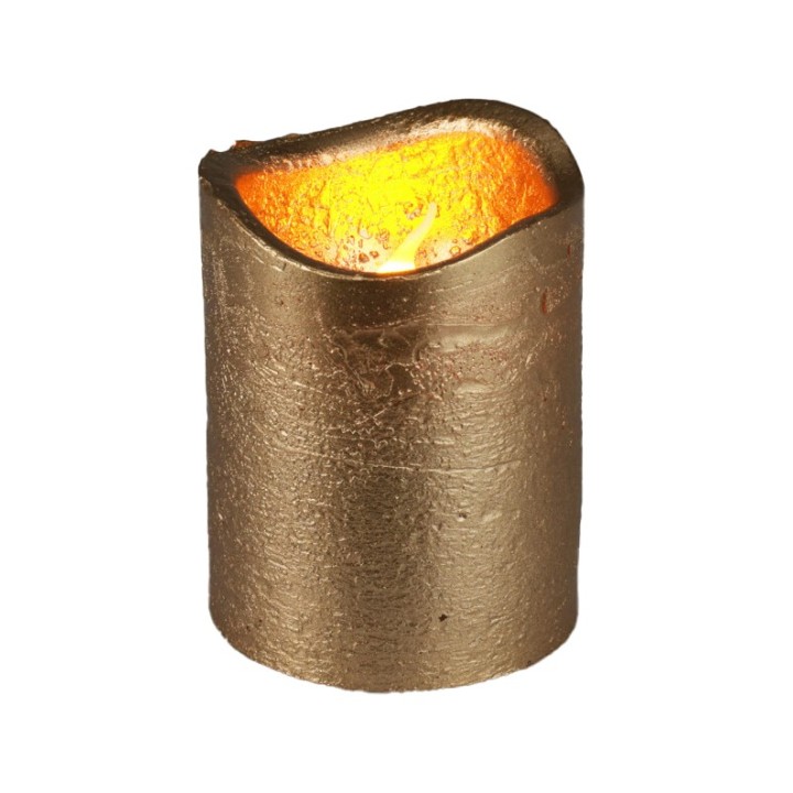 Bougie dorée aux contours irréguliers, illuminée d'une douce lueur chaleureuse.