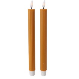 Deux bougies cylindriques orange, allumées, avec des bases blanches.