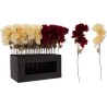 Arrangement de fleurs artificielles dans une boîte noire, teintes crème et bordeaux. Arrangement de fleurs artificielles dans une boîte noire, teintes crème et bordeaux.