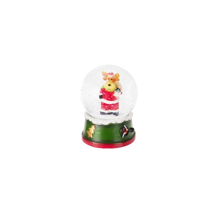 Boule à neige avec un renne en costume de Noël sur un socle vert décoré.