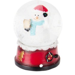 Boule à neige avec un bonhomme de neige en bonnet, socle rouge décoré.