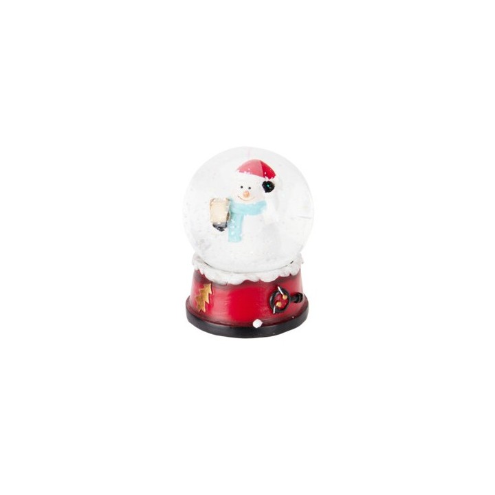Boule à neige avec un bonhomme de neige en bonnet, socle rouge décoré.