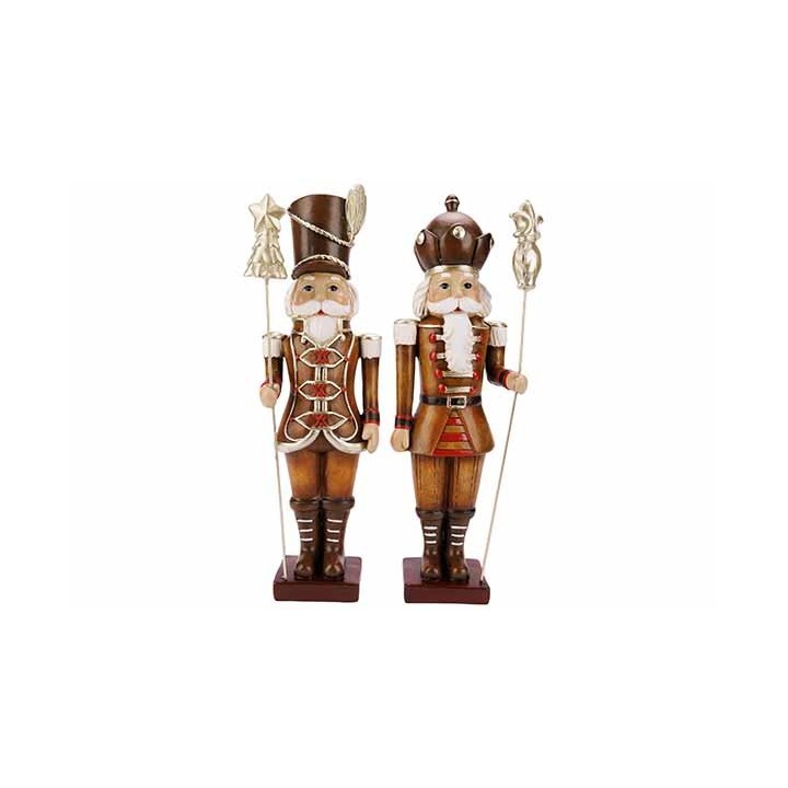 Deux soldats en bois coloré, avec des uniformes détaillés et des accessoires festifs.