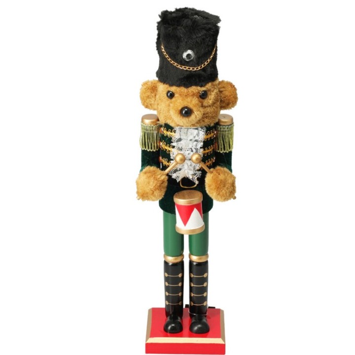 Ours en uniforme militaire, vert et doré, portant un chapeau noir, avec des détails festifs.