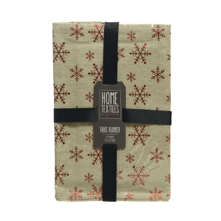 Chemin de table beige orné de flocons rouges, emballé avec un ruban noir élégant.