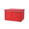 Coffre de rangement rouge en tissu, avec un couvercle et des bords contrastants. Coffre de rangement rouge en tissu, avec un couvercle et des bords contrastants.