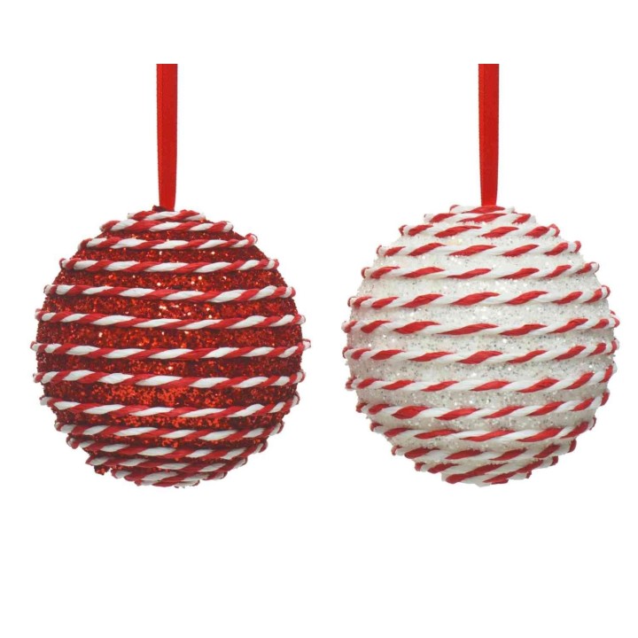 Boules décoratives en rouge et blanc, tissées avec du ruban, suspendues par un lien.
