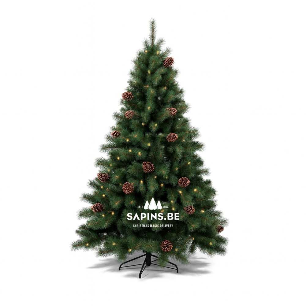 Sapin de Noël vert, décoré de pommes de pin et illuminé par des lumières douces.