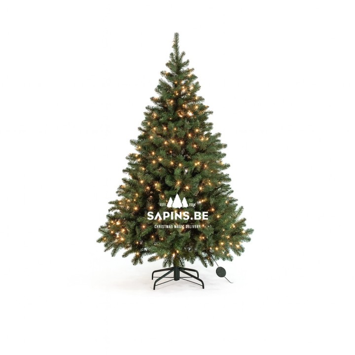 Sapin de Noël vert décoré de lumières blanches, sur socle noir, style moderne.