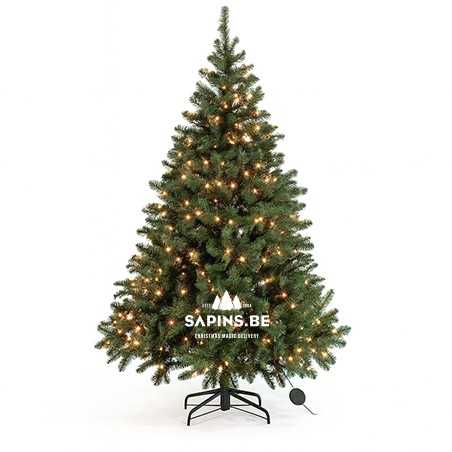 Sapin de Noël vert décoré de lumières blanches, sur socle noir, style moderne. Sapin de Noël vert décoré de lumières blanches, sur socle noir, style moderne.