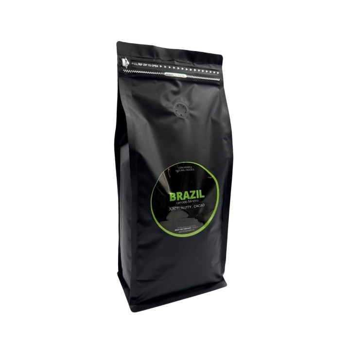 Sachet noir élégant de café avec étiquette verte, style moderne et design épuré.