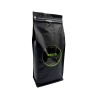 Sachet noir élégant de café avec étiquette verte, style moderne et design épuré. Sachet noir élégant de café avec étiquette verte, style moderne et design épuré.