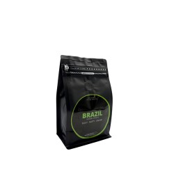 Sac de café noir, étiquette verte avec le mot "BRAZIL", design moderne et épuré.