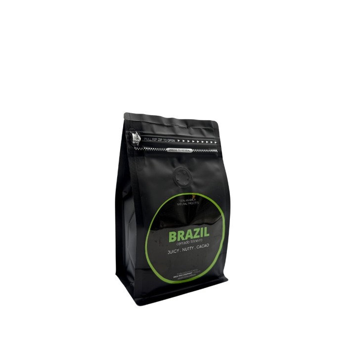 Sac de café noir, étiquette verte avec le mot "BRAZIL", design moderne et épuré.