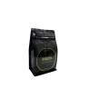 Sac de café noir, étiquette verte avec le mot "BRAZIL", design moderne et épuré. Sac de café noir, étiquette verte avec le mot "BRAZIL", design moderne et épuré.