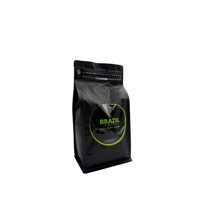 Sachet noir élégant de café, étiqueté "Brazil", design épuré et moderne.